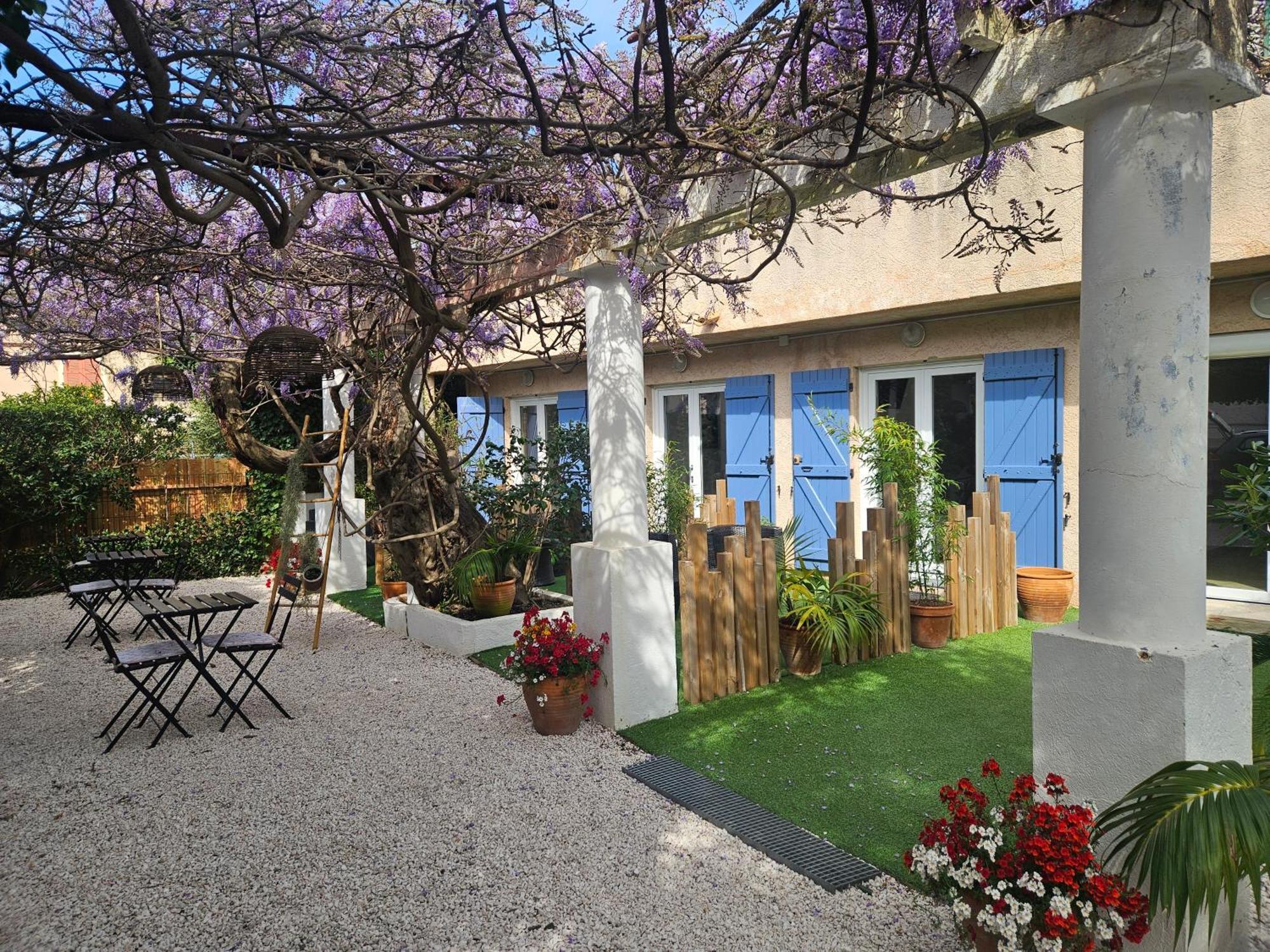 Chez Louis Hotel Les Issambres Bagian luar foto
